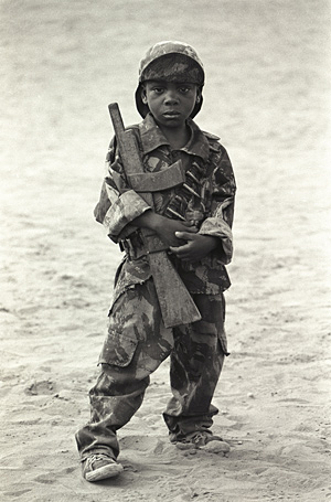 © Jean-Pierre Laffont / Sygma / Courtesy Visa Pour l'Image Child soldier in Angola, 1975. This picture made the poster for Visa pour l’Image 1996.
