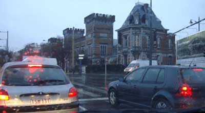 incar2 Βρυξ�λλες. Μια πρόσφατη βροχερή μ�ρα στην Boulevard Géneral Jacques, φωτογραφία τραβηγμ�νη μ�σα από το αυτοκίνητο...