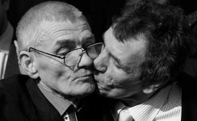 Ο Σον Χόντσον (αριστερά) δέχεται ένα φιλί από τον αδελφό του. Μία από τις μεγαλύτερες δικαστικές πλάνες στα βρετανικά χρονικά (Reuters / Andrew Winning)