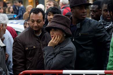 "...οι περαστικοί τρομαγμένοι, με δέος και απορία κοιτούν..."