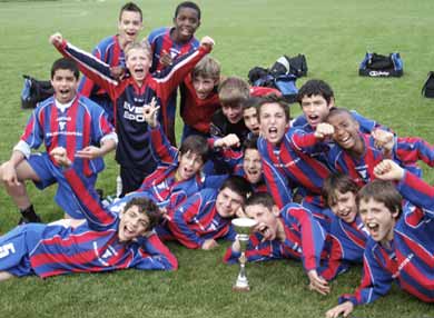  Η ομάδα του γιου μου με την σημαντική κούπα σε πρόσφατο τουρνουά