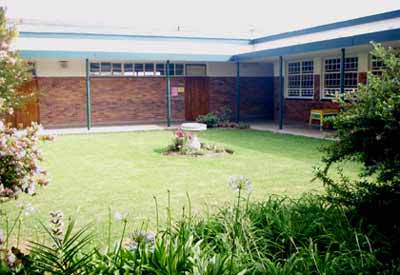 BenoniJunior3 εδώ δεξιά (δεν φαίνεται), στο τέλος του διαδρόμου, βρίσκονται οι τουαλέτες των αγοριών, ο τόπος καταρράκωσης της Μεγαλειότητάς μου