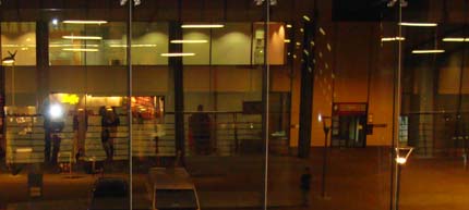 Κρυμμένος πίσω από την φωτογραφική λάμψη. Gare du Midi- της πόλης μου, πλησιάζουν μεσάνυχτα.  Στις αφίξεις από Λονδίνο....