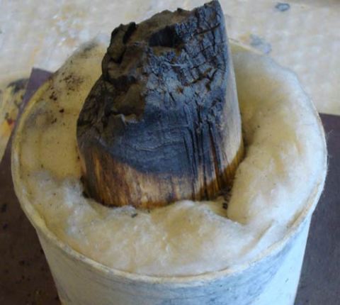 γλυπτό ©Στράτος Φουντούλης, καμμένο ξύλο, βαμβάκι, γλάστρα, χαρτί -1994