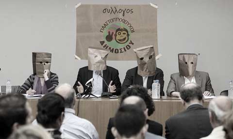 Στιγμιότυπο από την συνέντευξη τύπου κατά την οποία εκτός των αιτημάτων καταγγέλθηκε και ο κοινωνικός ρατσισμός εναντίον όσων εξασφάλισαν πλαστό πτυχίο