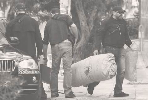 Με τις βαλίτσες τους, τα σακκίδιά τους, τα sleeping bags τους (δύσκολο πράγμα το ράντζο). Οι εκπρόσωποι του ΑΝΤ1 προχώρησαν και ένα βήμα πιο πέρα: είχαν ...